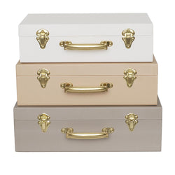 Bej saklama bavulu, üst üste konumlanmış üç renkli bavul.