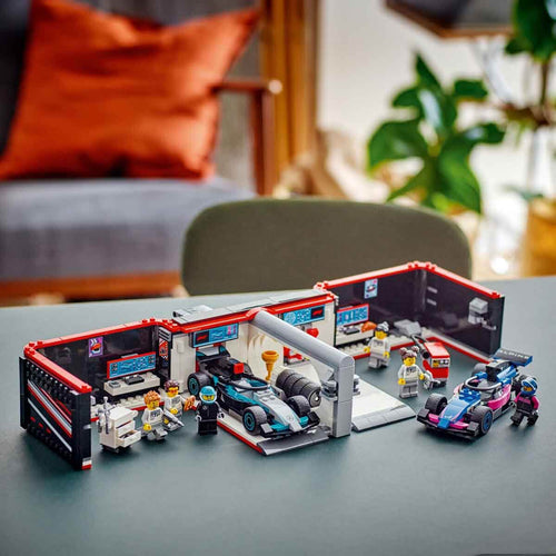 F1® Garajı ve Mercedes-AMG ve Alpine Arabaları