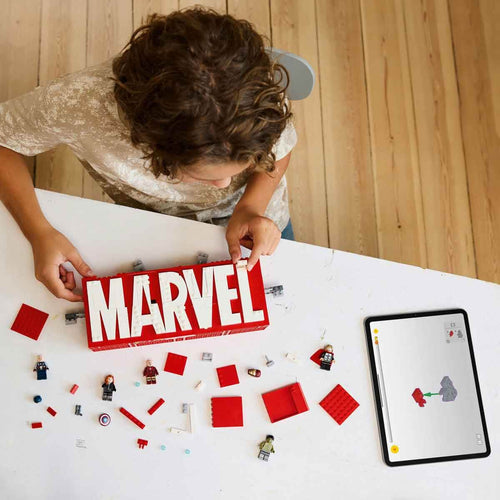 Marvel Logosu Ve Minifigürleri